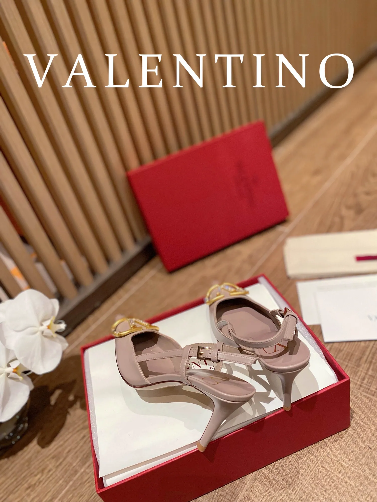 👟👟Ex-factory price 520👟👟 𝑉𝐴𝐿𝐸𝑁𝑇𝐼𝑁𝑂 Valentino ♡ The latest series of the counter 💯The new season of Valentino replaces the usual rivet elements with the initial V bronze (dotted buckle) buckle, simplifying the complexity Make the design more refined and durable. No matter your age, it can easily fit on your feet and make your feet look slimmer! The new season lives up to expectations! Worth buying ★Imported cowhide is absolutely high-grade ❥Original method is absolutely sensual ❥Elegant style creates a different feeling🙈 Simple temperament style!  ♡ show bdetails ———————————— ⊿▸: Size｜35-40 (customized at 34.40.41.42) ⊿▸: Material｜Imported cowhide ⊿▸: Material｜Exclusive molded rhinestone buckle ⊿▸: Material | Padded sheepskin ⊿▸: Material |Italian 🇮🇹 genuine leather outsole (the original 1:1 method has a wood grain shape) ⊿▸: Heel height｜8cm